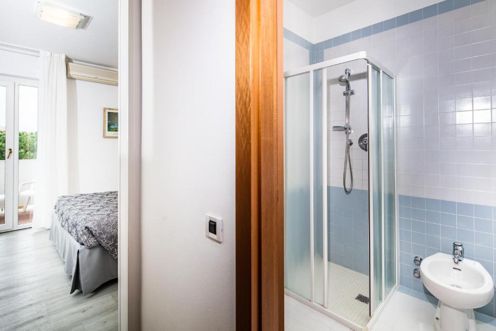 Modernes Badezimmer mit Dusche im Hotel Ambassador