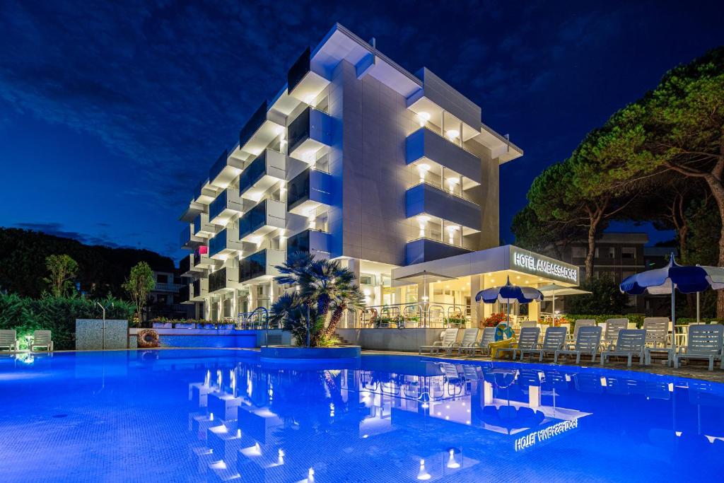 Beleuchteter Pool des Hotel Ambassador bei Nacht