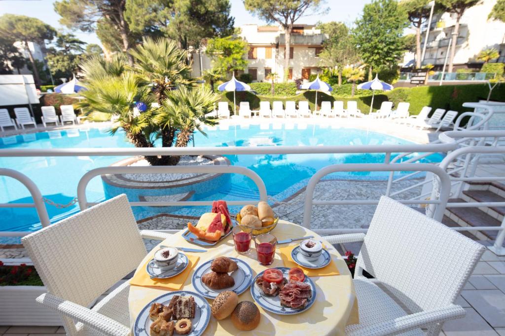 Frühstückstisch am Pool im Garten