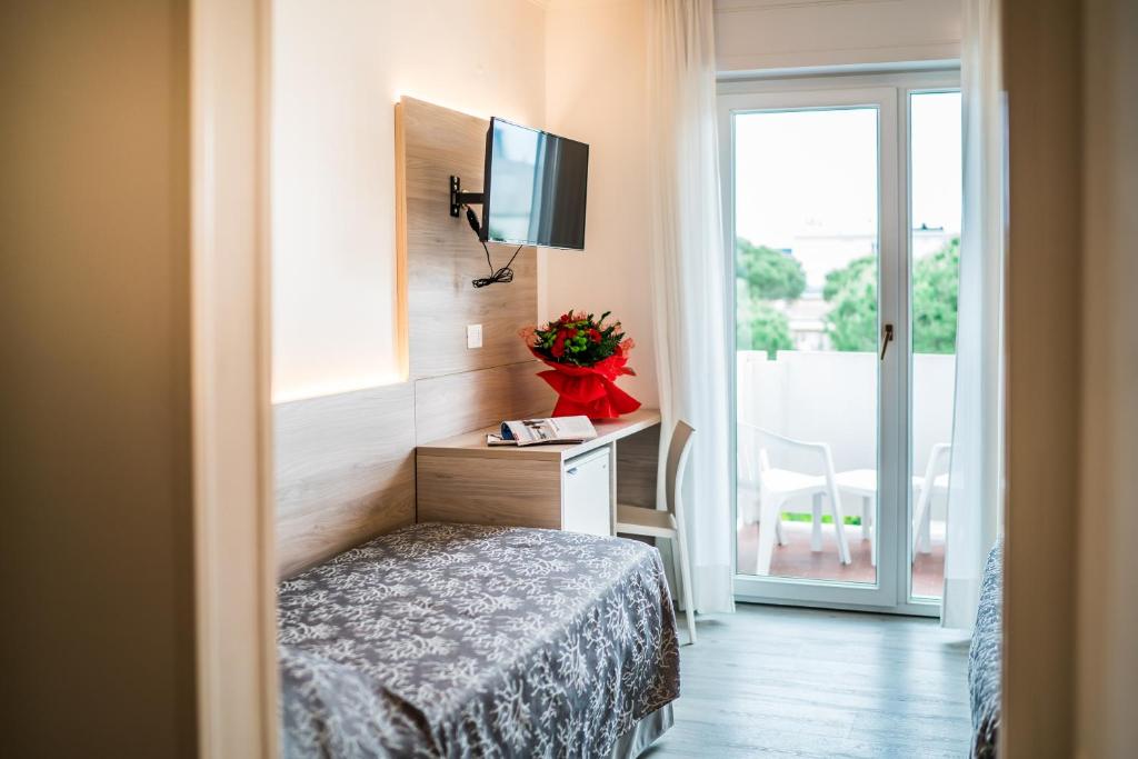 Hotelzimmer mit Sat-TV und Sitzecke